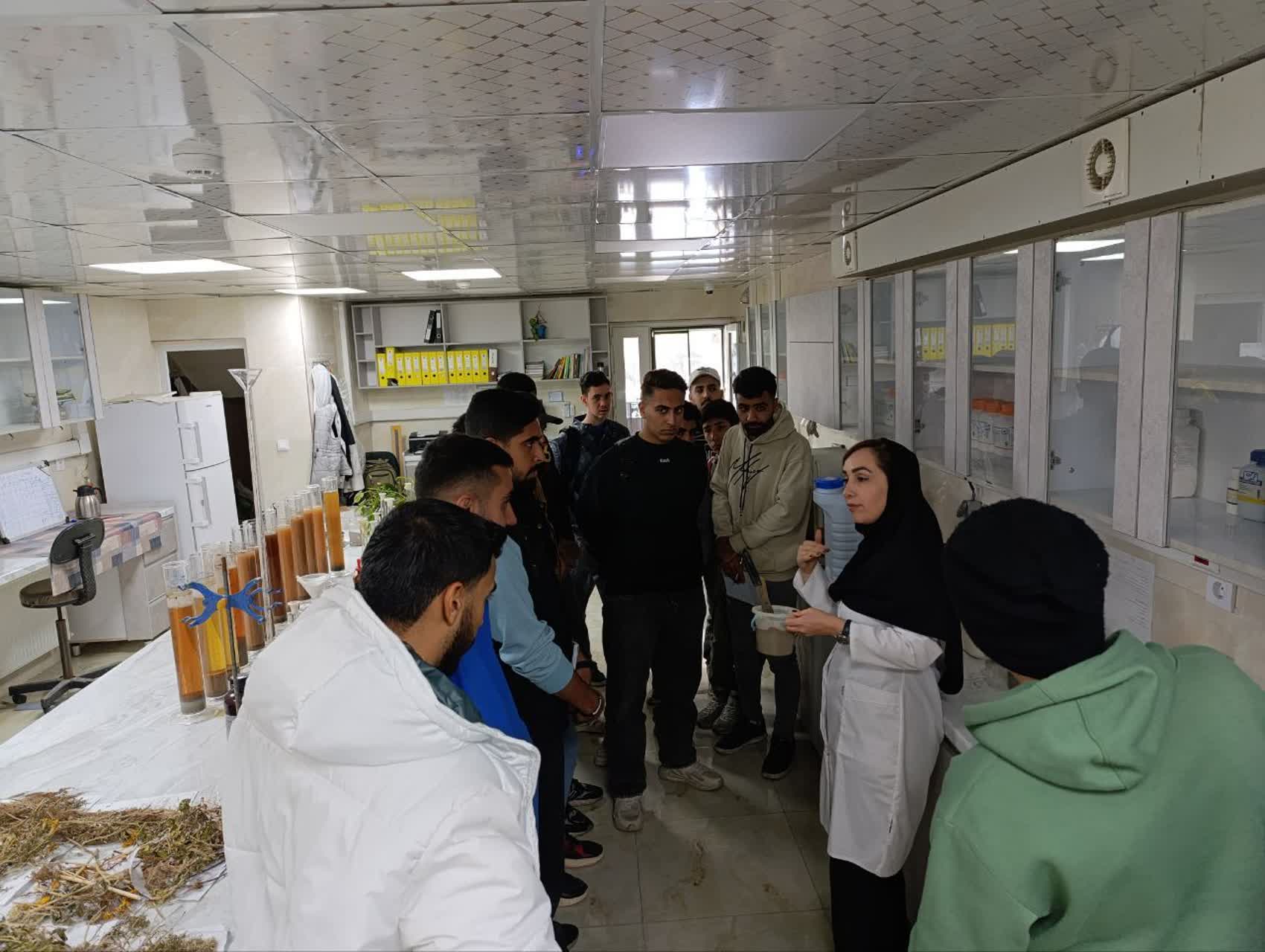 بازدید دانشجویان دانشگاه ملی مهارت از مرکز تحقیقات 