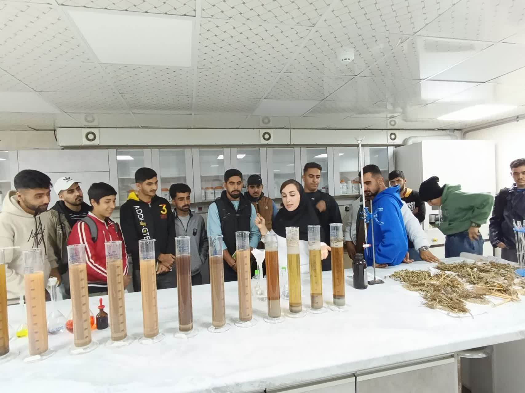 بازدید دانشجویان دانشگاه ملی مهارت از مرکز تحقیقات 