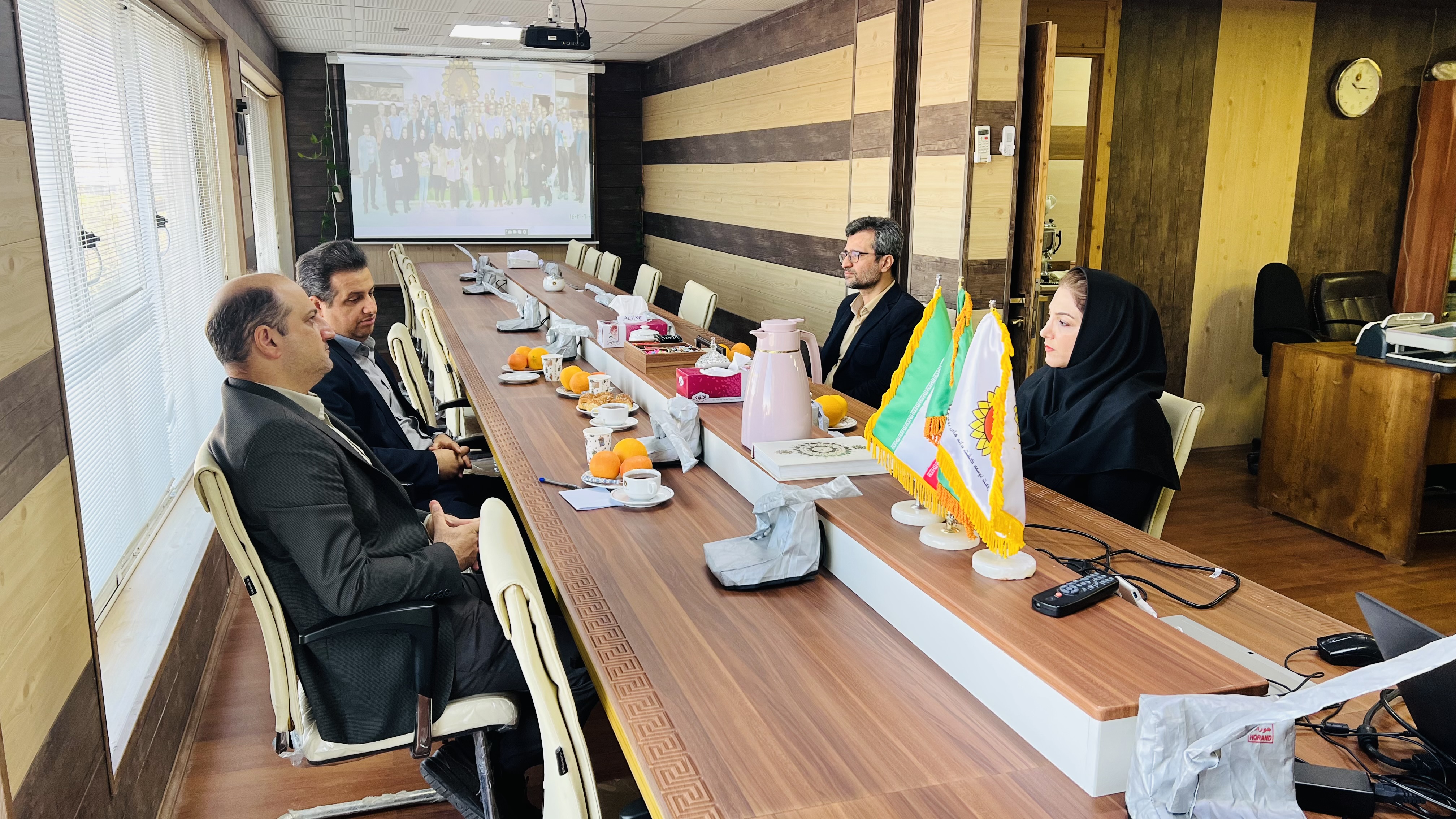 حضور مدیر کل پدافند غیرعامل استانداری و مدیر حفظ نباتات استان در شرکت توسعه کشت دانه های روغنی 
